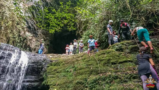 GAMBITA SANTANDER COLOMBIA, CASCADA LA HUMEADORA, CUEVA DEL CHOCO VIAJAR EN MOTO POR COLOMBIA